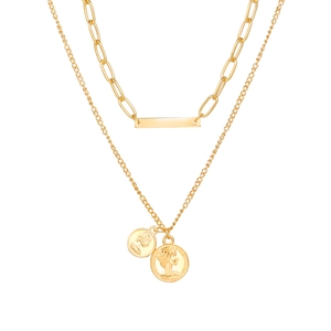 Collier double rang doré avec chaîne trombone et pendentifs pièces gravées et barre