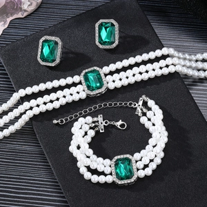 Drelagiges Perlen-Schmuckset mit smaragdgrünen Edelsteinen und eleganten Kristallen