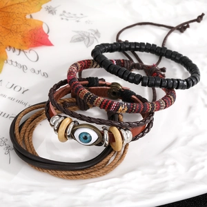 Juego de pulseras multicapa retro con correas de cuero, cuentas y un dije de ancla