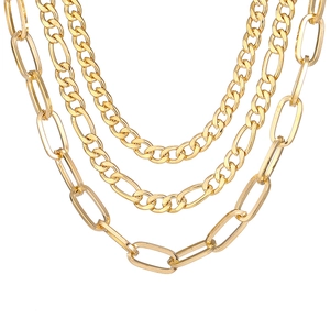 Ensemble de colliers dorés à trois rangs avec chaînes serpent, Figaro et gourmette