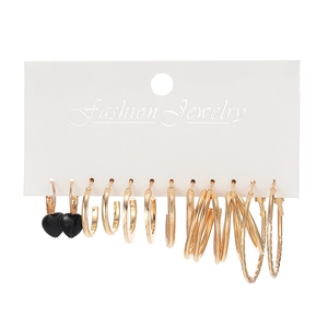 9-teiliges goldenes geometrisches Ohrring-Set mit schwarzen Herzen und Creolen-Ringen