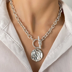 Collana Vintage Con Pendente a Moneta e Rilievo di Ritratto Geometrico Catena a Maglia Grossa Con Chiusura a Scomparsa Gioielli Donna