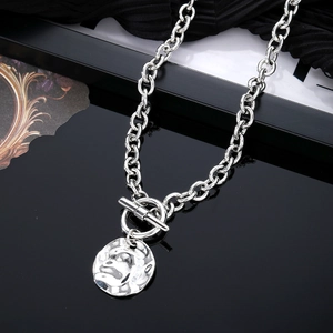 Collana vintage a doppia catena argentata con ciondolo ritratto e chiusura a levetta OT