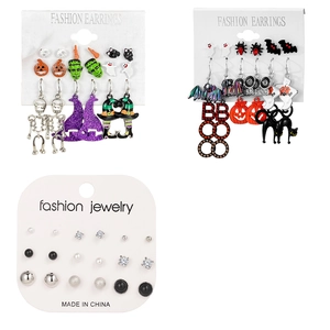 Set di orecchini di Halloween e perle finte con teschi e zucche su schede espositive