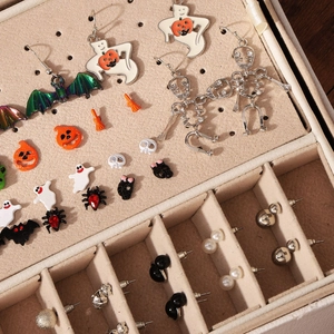Set di orecchini Halloween con perle, fantasmi e zucche in un portagioie di ecopelle