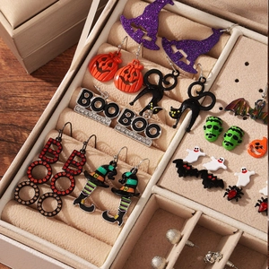Set di orecchini di Halloween con zucca, fantasma e pipistrello in un portagioie