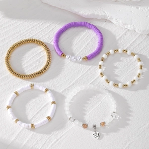Boho Muschel Stapelarmbänder Set mit Goldperlen und einem Herzanhänger für Damen