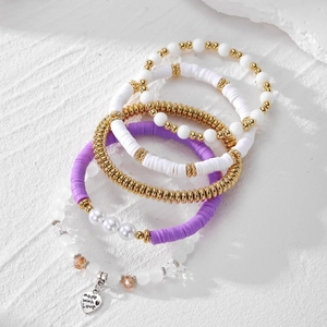 Fünfteiliges Böhmisches Armband-Set mit lila Heishi-Perlen und goldenem Herzanhänger