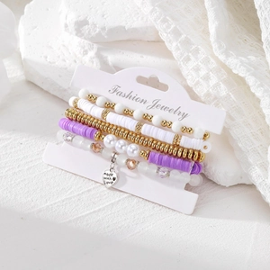 Boho 5-teiliges Strandperlen Armband Set mit lila Perlen und Herzanhänger für Damen