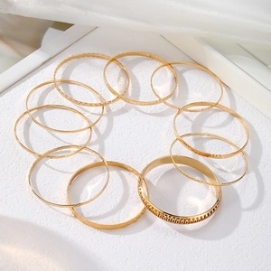 12er Set goldene geometrische Armreifen mit polierten und gravierten Details für Damen