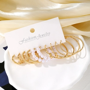 Set de 6 pares de pendientes vintage dorados con aros y perlas en tarjeta