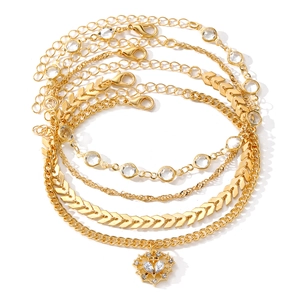 Lagen-Fußkettchen-Set in Gold mit Herzanhänger und funkelnden Zirkon-Ketten für Damen