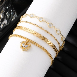 Vierteiliges goldenes Fußkettchen-Set mit Schmetterlings-Herz-Anhängern und Kristallen