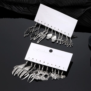 Gotisches silbernes Ohrring-Set mit Totenkopf, Fledermaus und Spinnennetz-Design