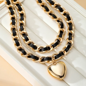 Collar de doble capa tejido en oro con un gran colgante de corazón pulido para mujer