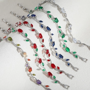 Dettaglio di braccialetti a foglia colorata con gemme taglio marquise in argento