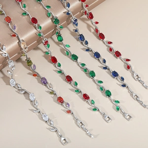 Bracciale in rame con petali di cristallo colorati e foglie di vite su rotolo espositivo