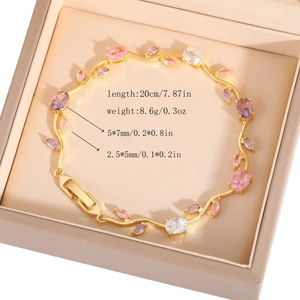 Elegante bracciale in oro con cristalli rosa e viola in una scatola da regalo
