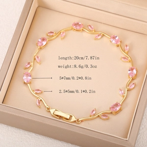 Dettaglio del bracciale a vite dorata con gemme rosa e chiusura in una scatola regalo