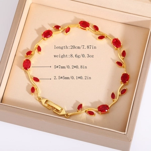 Dettaglio del bracciale dorato con gemme rosse che mostra 20cm di lunghezza e 8,6g