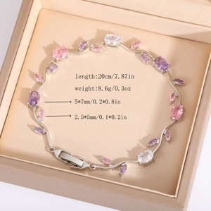 Vista macro del bracciale a vite in argento con cristalli marquise rosa e viola