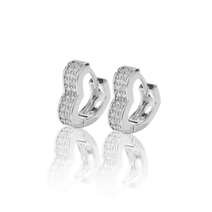 Elegantes pendientes de aro con forma de corazón en plata y pavé de circonitas blancas