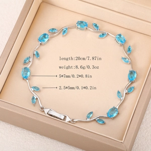 Dettaglio del bracciale stile liana con gemme blu, lungo 20 cm e con un peso di 8,6 g
