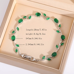 Dettaglio del bracciale con cristalli verde smeraldo in una lussuosa scatola regalo