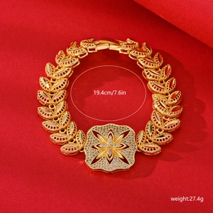 Detail of flower design gold-plated bracelet with 19.4cm length and 27.4g weight