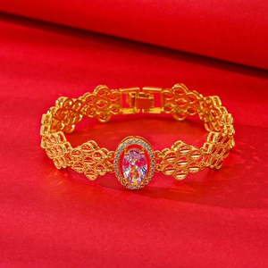 Bracelet élégant plaqué or avec zircon ovale et motifs de feuilles sur velours rouge