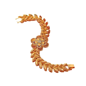 Bracelet floral doré avec zircons et maillons en émail rouge et vert sur fond blanc