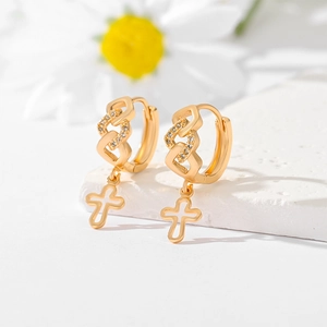 Goldene Huggie-Ohrringe mit Zirkonia-Kettenmuster und hängendem hohlem Kreuz-Anhänger