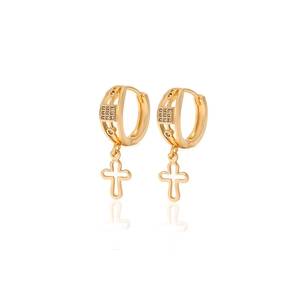 Elegantes pendientes de aro bañados en oro con cruz calada y piedras de circonita