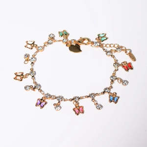 Détail du bracelet plaqué or avec papillons en émail colorés et pierres de zircon