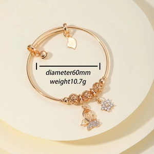 Brazalete de cobre chapado en oro con colgante de mariposa copo y corazón de 60 mm