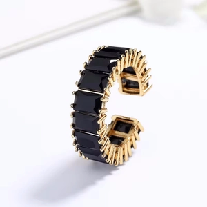 Macro-opname van een verstelbare gouden ring met zwarte baguette-geslepen zirkonia steentjes