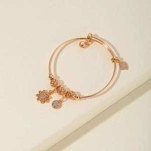 Brazalete ajustable de oro rosa con dijes de girasol y colgantes con incrustaciones