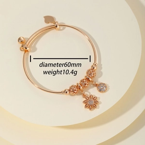 Brazalete ajustable oro rosa con colgante flor de circón y dije de corazón, 60mm