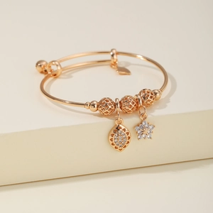 Pulsera ajustable de oro rosa con esferas huecas y colgantes de copos de nieve con circón