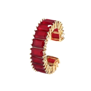 Modieuze C-vormige open ring met rechthoekige dieprode edelstenen in gouden zetting