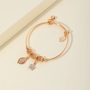 Elegante brazalete dorado con cuentas huecas y colgantes de circonita brillante
