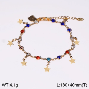 Détail d'un bracelet plaqué or avec pierres multicolores et breloques en étoile