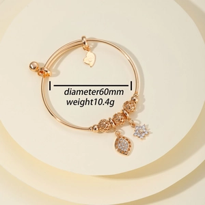 Brazalete dorado para mujer con dijes de corazón y copo de nieve con cristales finos