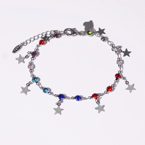 Détail du bracelet argenté orné de zircons multicolores et de pendentifs en étoile