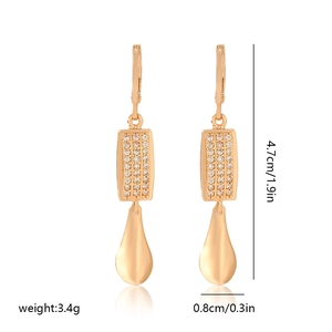 Detailed size map of gold teardrop earrings with dimensions and weight in white background