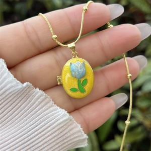 Collier médaillon tulipe en émail plaqué or 18 carats avec chaîne à perles élégante