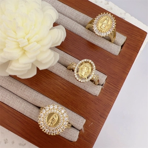 Detail von 18K vergoldeten Ringen mit Jungfrau Maria Relief und glitzernden Zirkonia