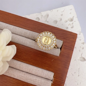 Makroaufnahme des 18K vergoldeten Jungfrau Maria Rings mit doppelreihigem Zirkonia-Besatz