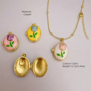 Collier médaillon en cuivre plaqué or 18K avec tulipes colorées sur chaîne serpent