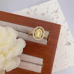 Nahaufnahme des 18K Goldrings mit Maria-Relief und funkelnden Zirkonia-Steinen im Detail